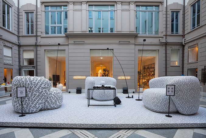 René becomes bigger: three maxi armchairs in the courtyard of Meridiani Store in Milan